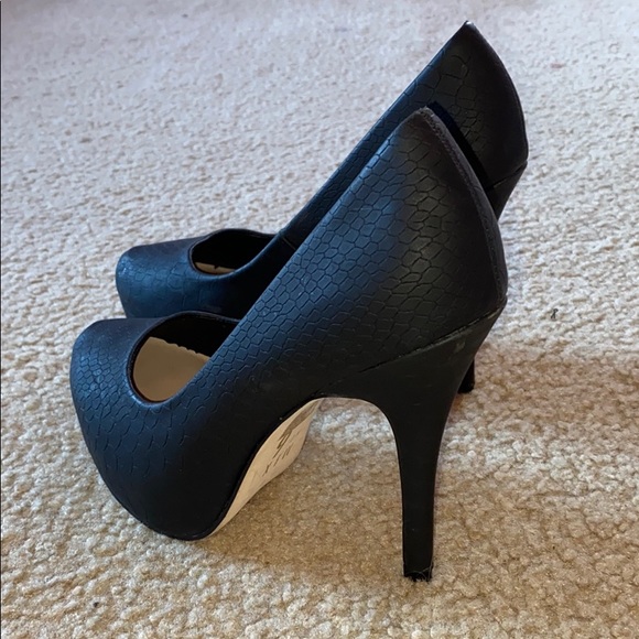 Shoes - black snake pumps